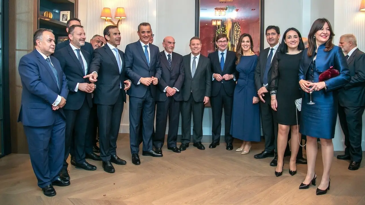 El presidente de Castilla-La Mancha, Emiliano García-Page, ha asistido a la entrega de premios del certamen cultural ‘Virgen de las Viñas’ en hotel Rosewood Villa Magna de Madrid