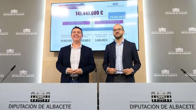 El presidente de la Diputación de Albacete, Santiago Cabañero, ha presentado el proyecto de presupuestos de la institución para 2025 acompañado del vicepresidente, Fran Valera