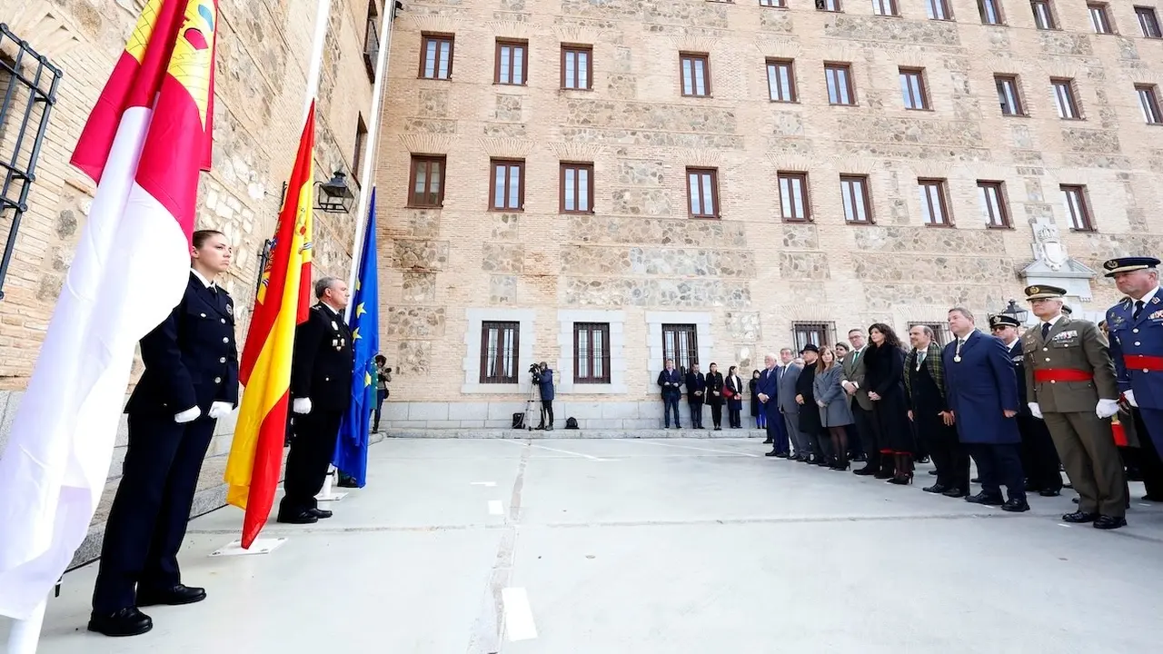 Acto institucional, iluminación y puertas abiertas en las Cortes de Castilla-La Mancha por el Día de la Constitución