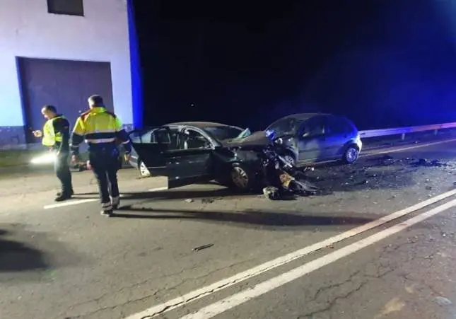 Un trágico choque frontal entre dos coches deja al menos dos muertos en la N-230, accidente de tráfico, colisión,