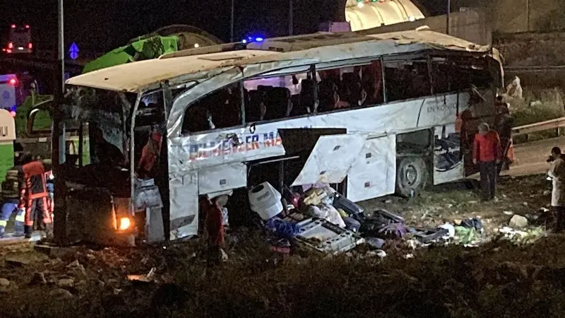 Imagen de archivo de un accidente de tráfico con un autobús implicado