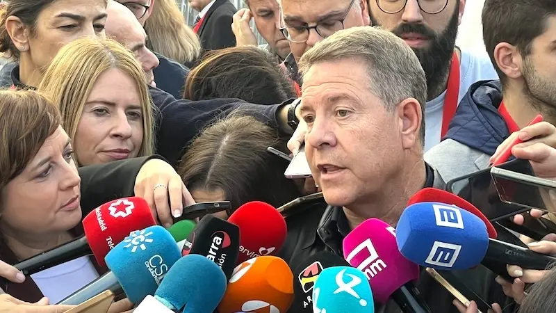 El presidente de Castilla-La Mancha, Emiliano García-Page, atendiendo a los medios de comunicación este sábado en el 41 Congreso Federal del PSOE celebrado en Sevilla