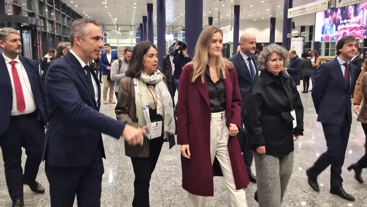 La vicepresidenta tercera y ministra para la Transición Ecológica y el Reto Demográfico, Sara Aagesen, junto a la consejera de Desarrollo Sostenible de Castilla-La Mancha, Mercedes Gómez, este lunes en la inauguración del Congreso Nacional del Medio Ambiente (CONAMA)