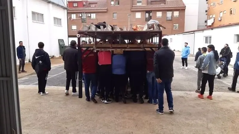 Denuncian el "machismo" de una hermandad de Ciudad Real al apartar a nueve mujeres costaleras