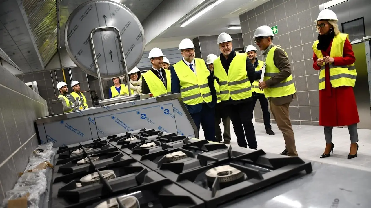 El vicepresidente primero del Gobierno de Castilla-La Mancha, José Luis Martínez Guijarro, ha visitado la cocina central del nuevo Hospital Universitario de Cuenca