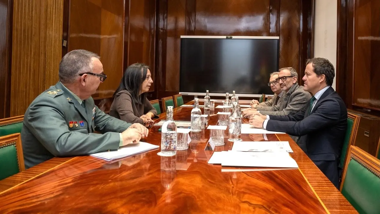 El alcalde de Toledo, Carlos Velázquez, durante la reunión que ha mantenido con la directora general de la Guardia Civil, Mercedes González