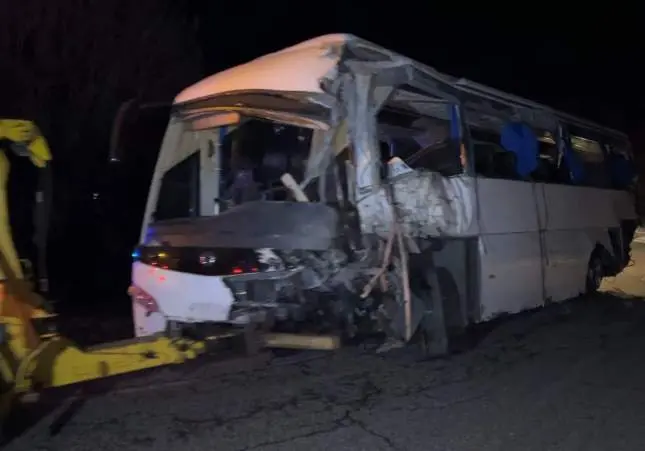 Al menos 2 muertos y 30 heridos al salirse de vía un autobús y chocar con un talud