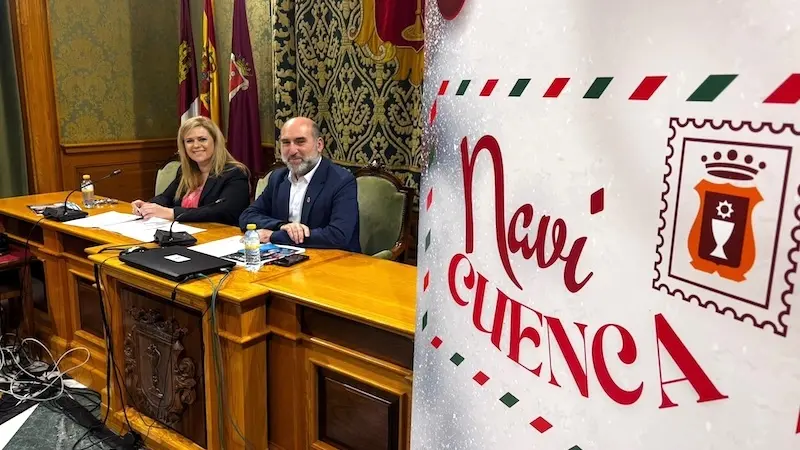 El concejal de Festejos, Alberto Castellano y la responsable de Cultura, María Ángeles Martínez, han presentado la programación de Navidad de Cuenca