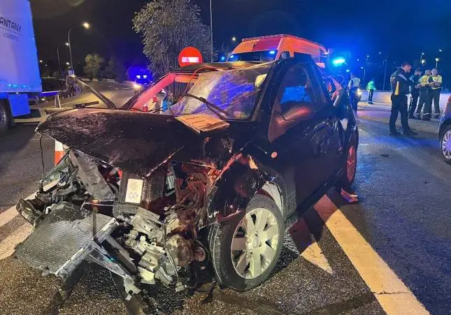 Al menos un muerto y 2 heridos al estrellarse un coche contra una parada de bus, accidente de tráfico, choque, colisión,
