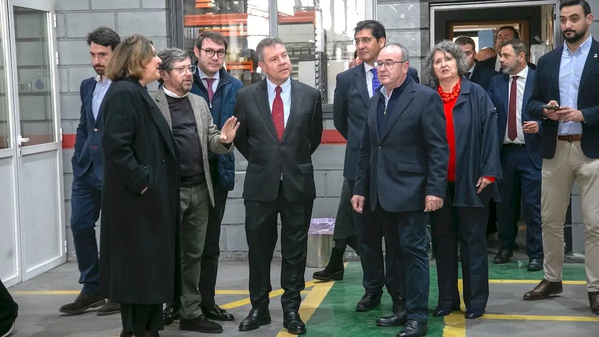 El presidente de Castilla-La Mancha, Emiliano García-Page, ha visitado en Pedro Muñoz (Ciudad Real), las instalaciones de la empresa Farcinox