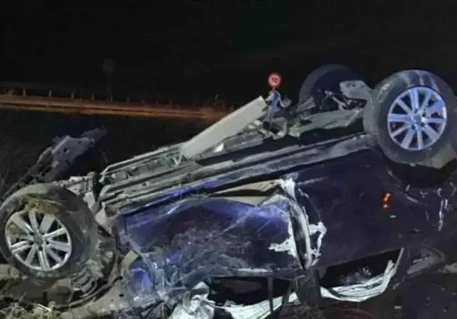 Un hombre se fuga tras asesinar a una mujer embarazada y dejar a 3 niños heridos, accidente de tráfico, choque, colisión, volcado, volcar