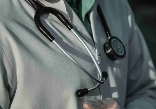 Conmoción por el médico que asesina a sus pacientes: no paran de salir víctimas