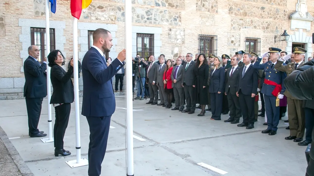 El presidente de Castilla-La Mancha, Emiliano García-Page, ha presidido en las Cortes el acto institucional del Día de la Constitución Española, que se ha cerrado con el tradicional izado de banderas por parte de los alcaldes de las localidades afectadas por la última catastrófica DANA
