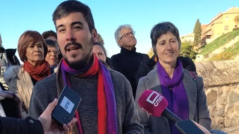 El actual coordinador regional de Podemos Castilla-La Mancha y candidato a la reelección, José Luis García Gascón, atendiendo a los medios este sábado en Toledo