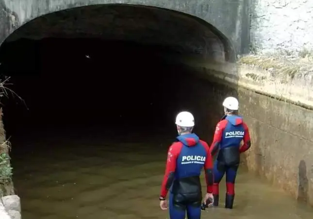 Aparece un cadáver en estado de descomposición en una alcantarilla de un río