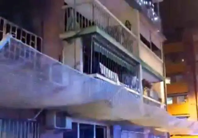 Al menos 10 heridos y vecinos rescatados por los balcones al incendiarse un piso