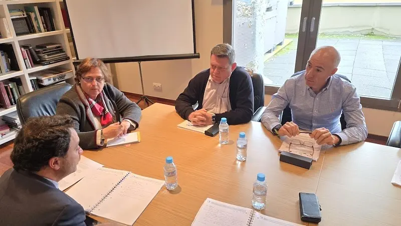 La directora de la Agencia del Agua de Castilla-La Mancha, Mercedes Echegaray, durante la reunión con el alcalde de Cobisa (Toledo), Félix Ortega