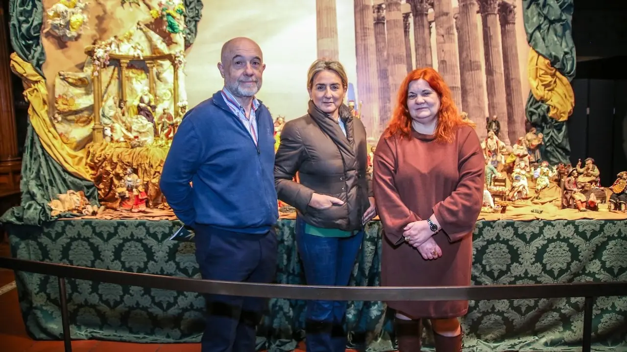 La delegada del Gobierno en Castilla-La Mancha, Milagros Tolón, ha visitado en Toledo el belén napolitano instalado en el Museo del Greco