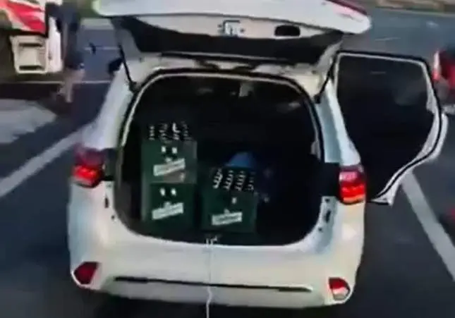 VIDEO. Saquean la cerveza que había perdido un camión accidentado parando el tráfico