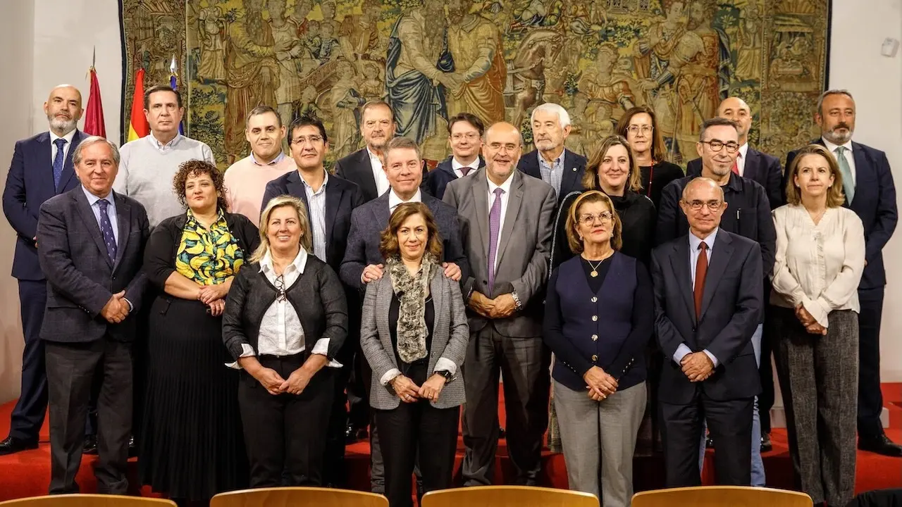 El presidente de regional, Emiliano García-Page, ha presidido en el Palacio de Fuensalida de Toledo la firma de la declaración institucional para iniciar la concertación del ‘Acuerdo por el Crecimiento Económico y Social: Castilla-La Mancha, Horizonte 2030’