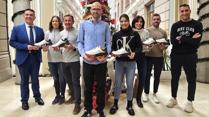 Los ganadores de circuitos provinciales reciben sus zapatillas personalizadas