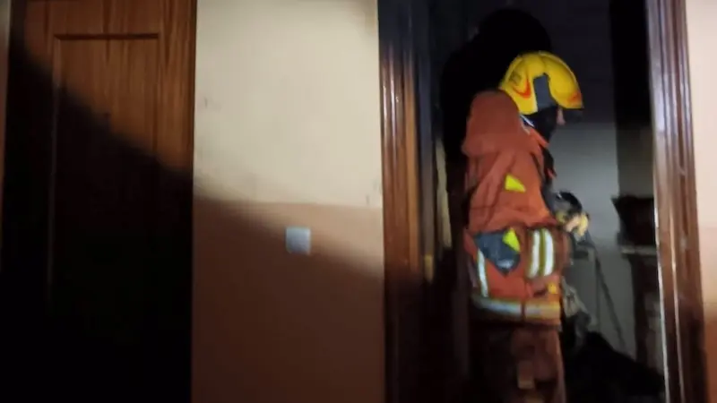 Muere una mujer atrapada entre las llamas del incendio originado en su vivienda, bomberos