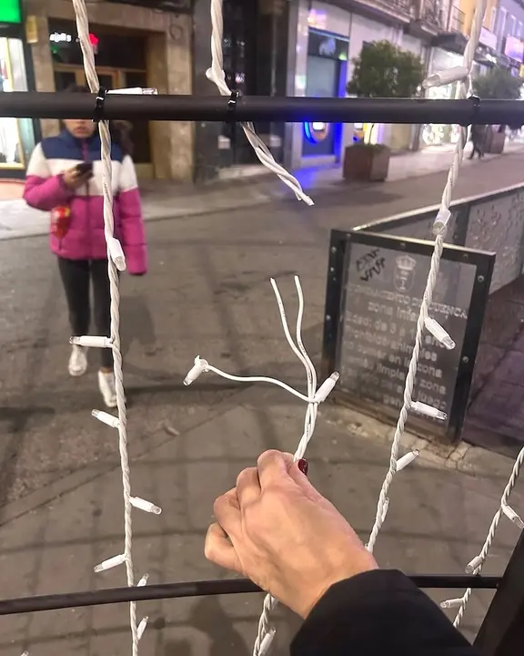 Denuncian la vandalización del árbol de Navidad en la Plaza de la Constitución de Cuenca