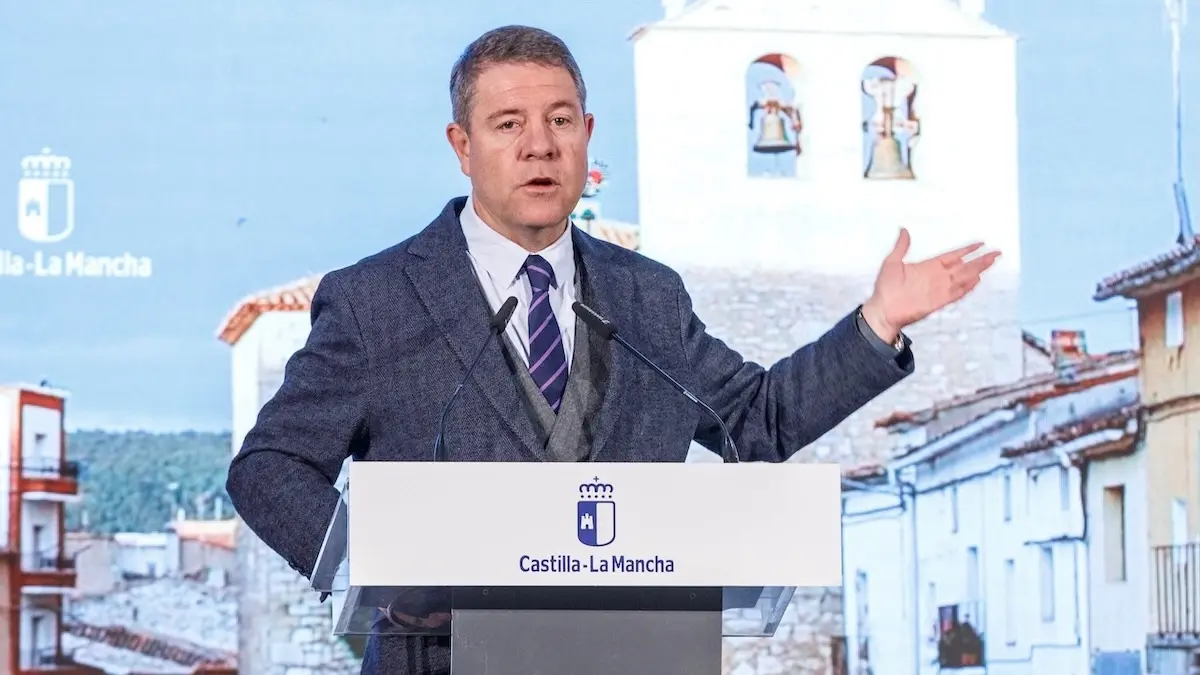 El presidente de Castilla-La Mancha, Emiliano García-Page, ha inaugurado la Escuela Infantil ubicada en el paseo Hermanos Valdés, de Talayuelas (Cuenca)