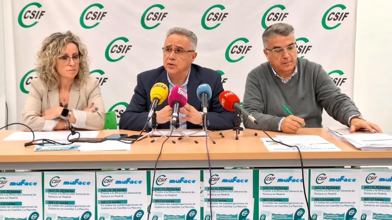 El presidente de CSIF Castilla-La Mancha, Lorenzo Domínguez, durante la rueda de prensa que ha ofrecido para informar de las movilizaciones en defensa de Muface