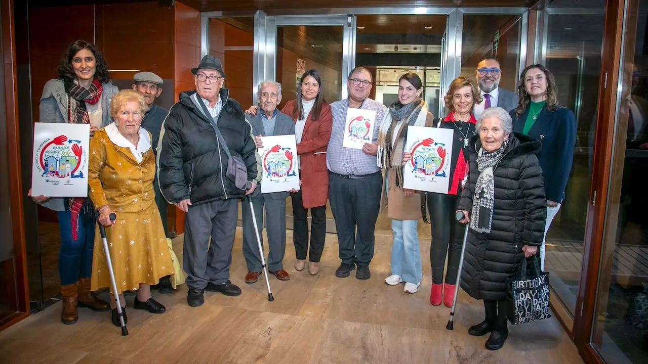 La consejera de Bienestar Social de Castilla-La Mancha, Bárbara García Torijano, ha presentado en Toledo una nueva edición de la campaña ‘Navidad en Compañía. Ningún Mayor Solo’