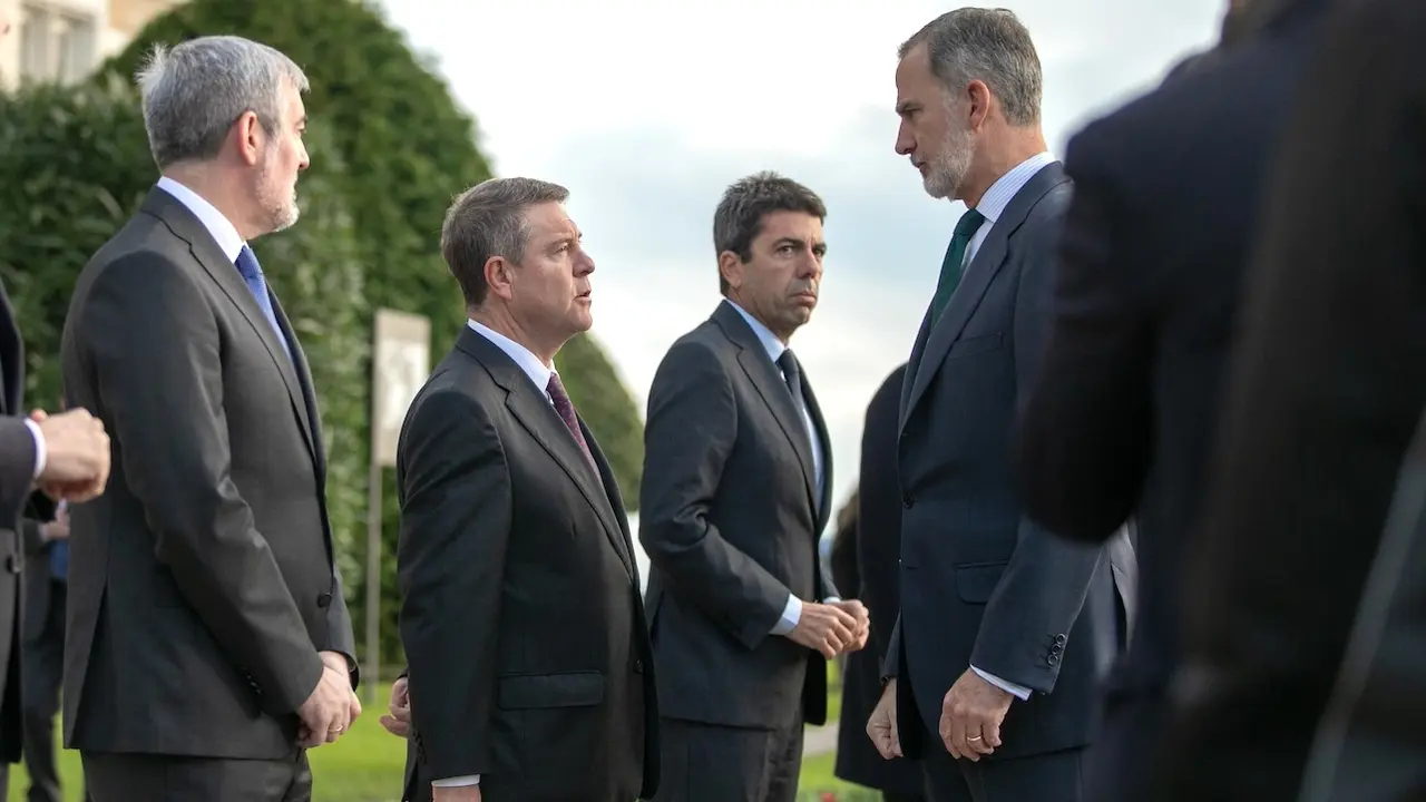 En la imagen el presidente de Castilla-La Mancha, Emiliano García-Page, y el rey Felipe VI, conversan al inicio de la Conferencia de Presidentes que se celebra en Santander