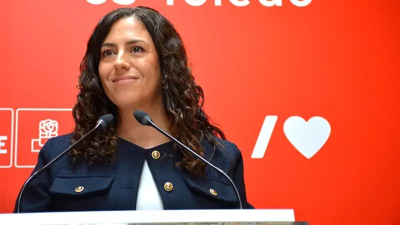 La portavoz del PSOE en el Ayuntamiento de Toledo, Noelia de la Cruz, durante la rueda de prensa que ha ofrecido