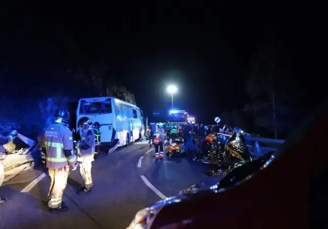Al menos 2 muertos y 41 heridos en un accidente de autobús: el conductor iba drogado
