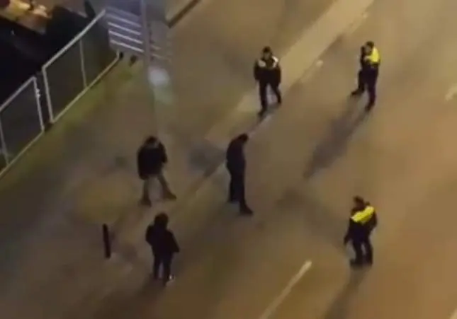 VIDEO. Un hombre agrede con un arma blanca a los agentes cuando van a detenerlo