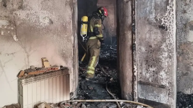 Muere una mujer atrapada entre las llamas del incendio originado en su vivienda, bomberos