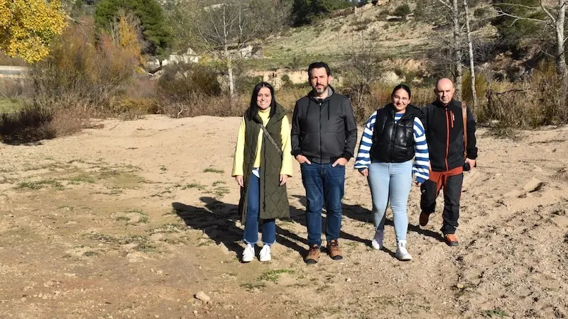 La diputada de Turismo y Patrimonio, Mayte Megía, ha estado en Enguídanos junto a su alcalde, Sergio de Fez