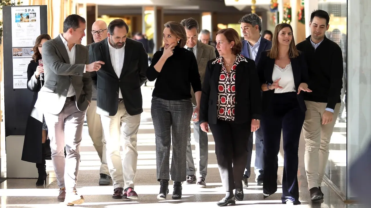 La secretaria general del PP, Cuca Gamarra, ha asistido este domingo a la tradicional comida de Navidad de los 'populares' toledanos