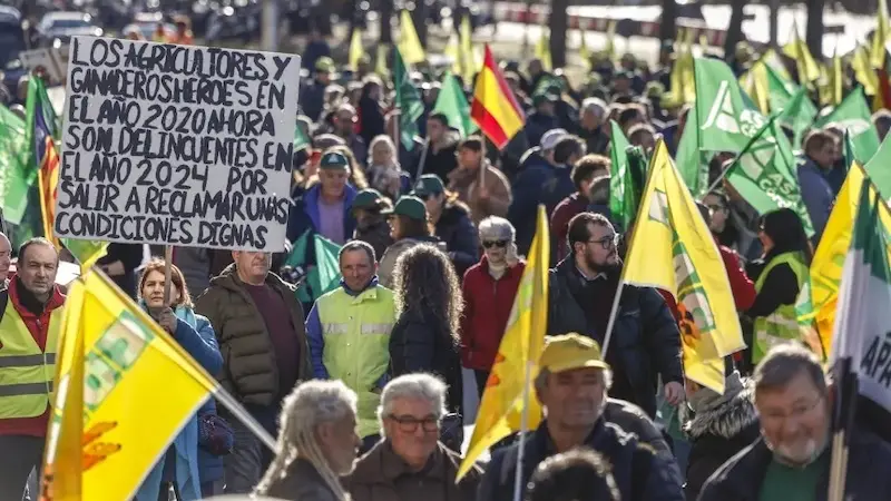 Protestas de agricultores y ganaderos ante el Ministerio al ritmo del "Escándalo" de Raphael contra unas políticas que "matan" al campo