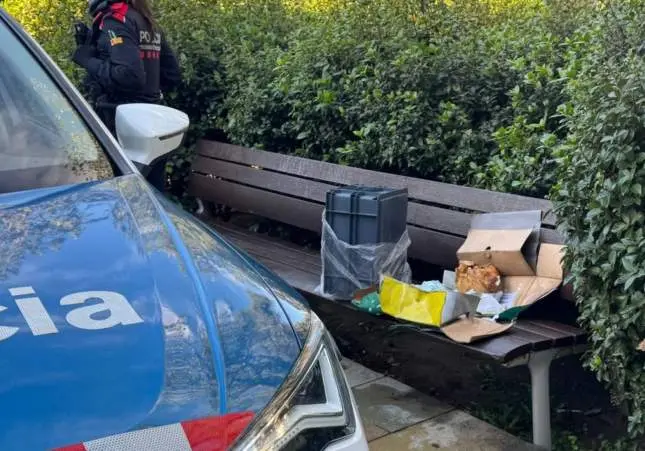 Abandonan una caja con un cráneo humano en un banco con una nota que da pistas