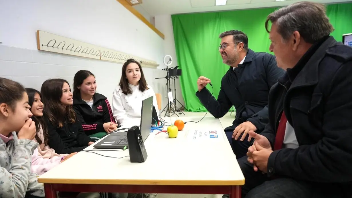 El consejero de Educación, Cultura y Deportes de Castilla-La Mancha, Amador Pastor, en su visita al CEIP ‘Gloria Fuertes’ de la localidad de Cobisa (Toledo)