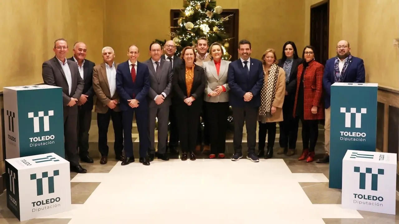 El equipo de Gobierno de la Diputación de Toledo formado por PP y Vox posa tras la sesión plenaria que ha aprobado el presupuesto para 2025