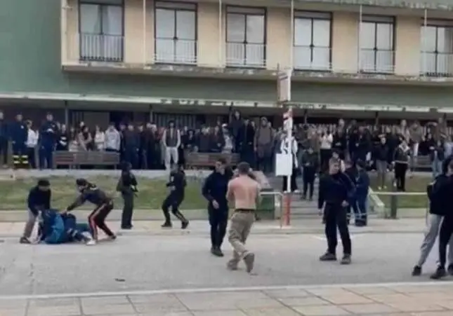 VIDEO. Pelea multitudinaria entre jóvenes a las puertas de un instituto por un robo