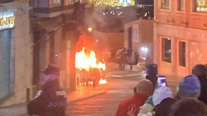 Arde un coche cerca de la plaza de Zocodover en Toledo sin provocar heridos