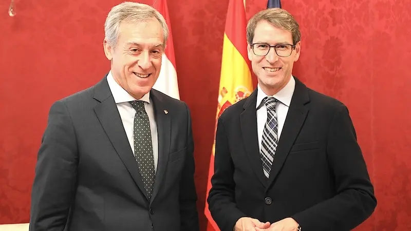El presidente de Eurocaja Rural, Javier López Martín, junto al presidente de La Rioja, Gonzalo Capellán de Miguel
