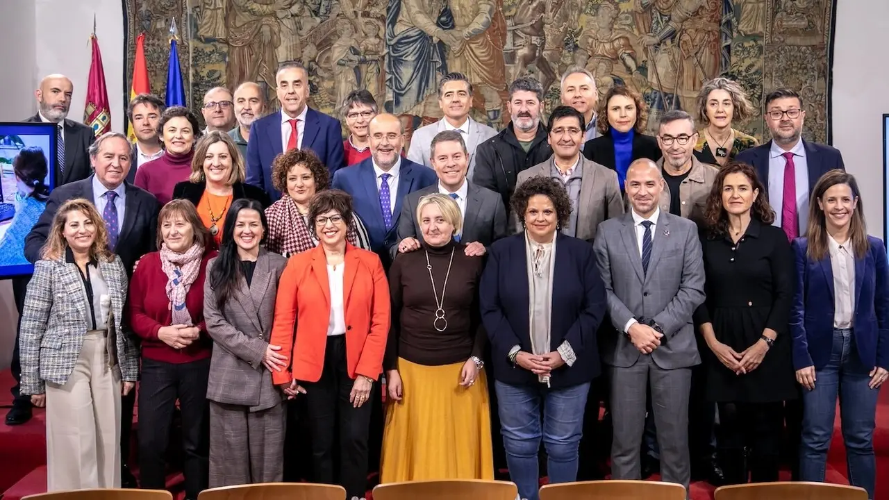 El presidente autonómico, Emiliano García-Page, ha presentado en el Palacio de Fuensalida de Toledo el IV Plan de Formación Profesional de Castilla-La Mancha