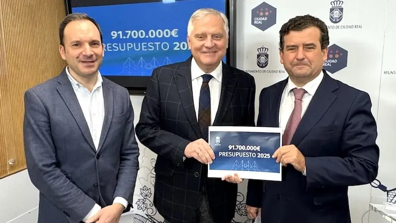 El alcalde de Ciudad Real, Francisco Cañizares; el primer teniente de alcalde, Ricardo Chamorro; y el concejal de Hacienda, Guillermo Arroyo, han presentado el proyecto de presupuestos