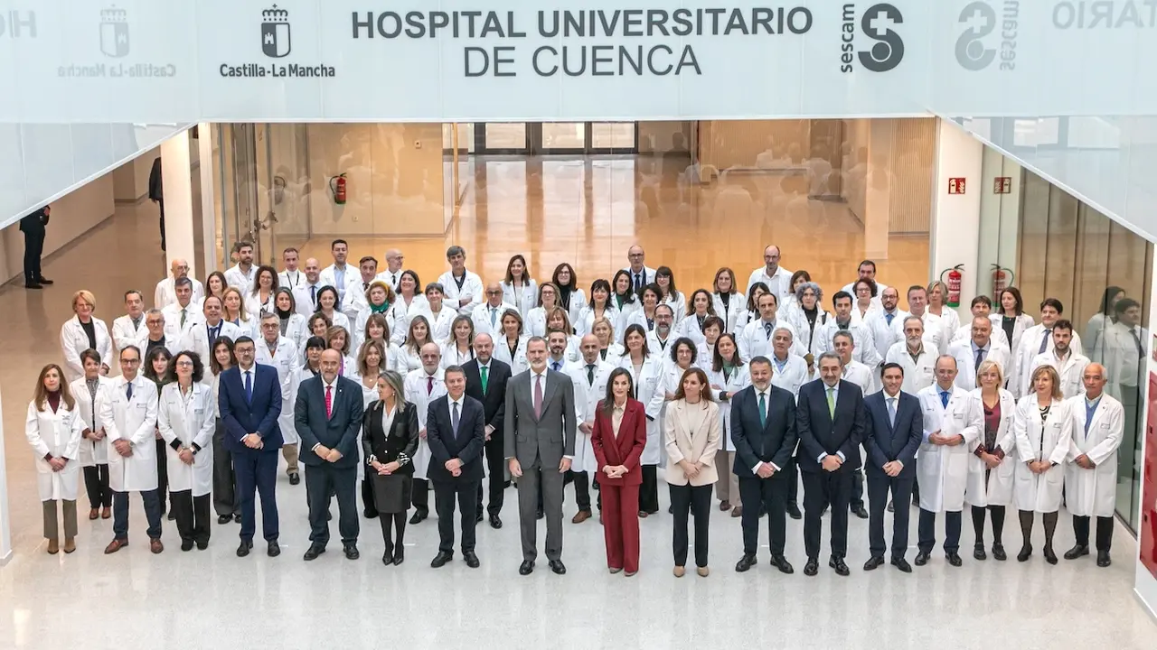 El presidente de Castilla-La Mancha, Emiliano García-Page, acompaña a los reyes de España Felipe VI y Letizia en la inauguración del nuevo Hospital Universitario de Cuenca