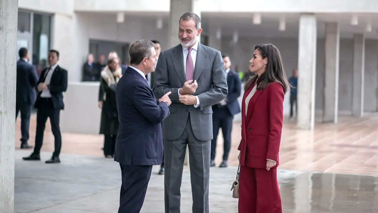 El presidente de Castilla-La Mancha, Emiliano García-Page, acompaña a los reyes de España Felipe VI y Letizia en la inauguración del nuevo Hospital Universitario de Cuenca