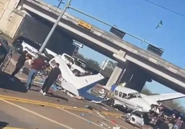 VIDEO. Varios muertos al estrellarse una avioneta contra coches al intentar aterrizar