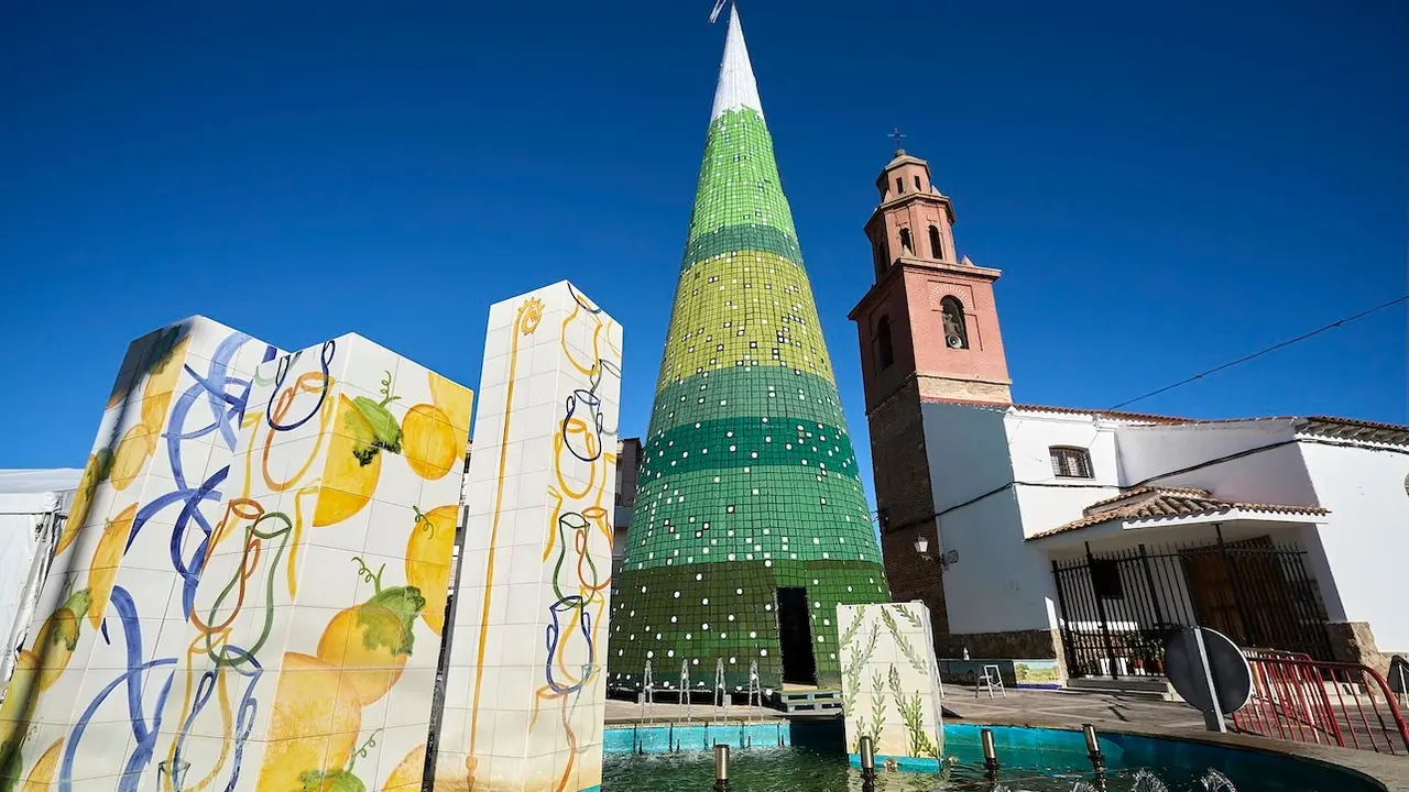 Los vecinos de Cazalegas (Toledo) tejen el árbol de Navidad de croché "más grande del mundo" - EFE/Manu Reino